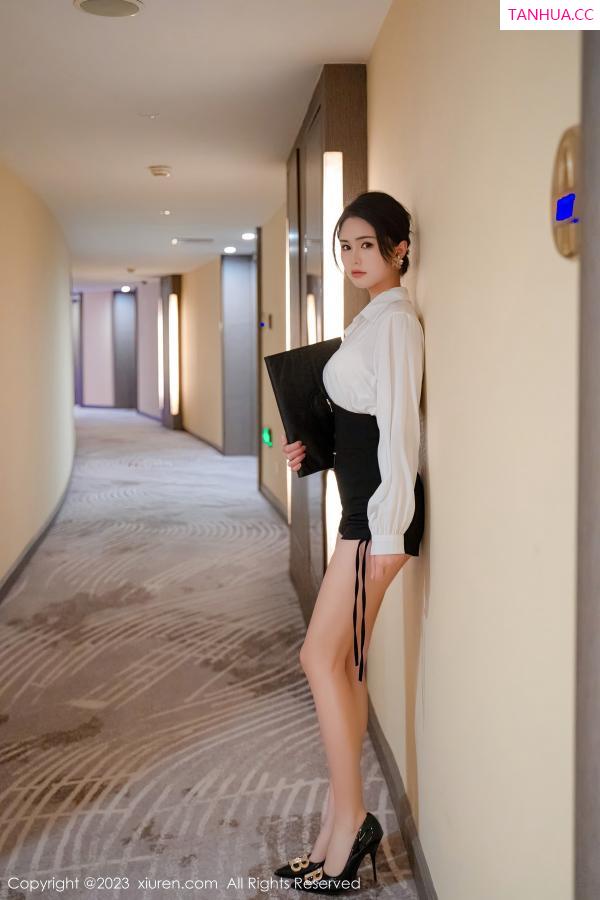   [XiuRen]高清写真图 2023.04.04 No.6520 艾希儿 短裙美臀第6张图片
